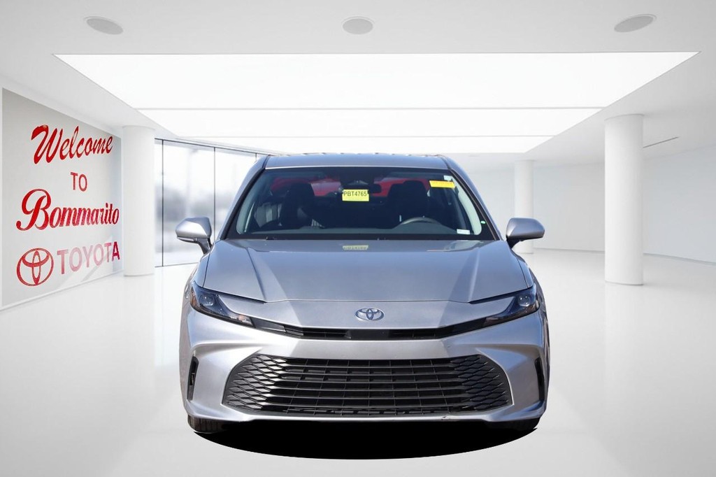 Toyota Camry Vehicle Full-screen Gallery Image 4