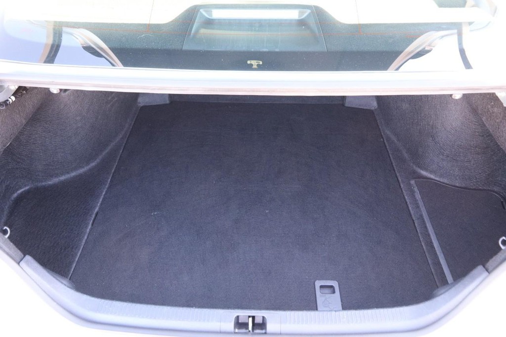 Toyota Camry Vehicle Full-screen Gallery Image 7