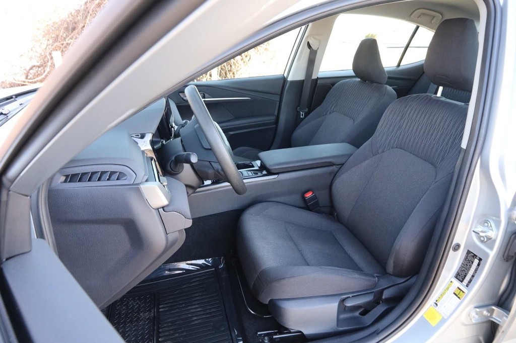 Toyota Camry Vehicle Full-screen Gallery Image 8