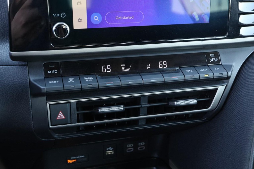 Toyota Camry Vehicle Full-screen Gallery Image 17