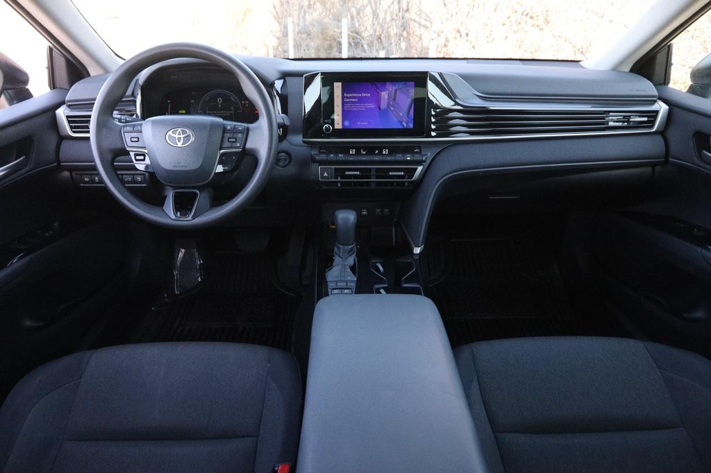 Toyota Camry Vehicle Full-screen Gallery Image 21