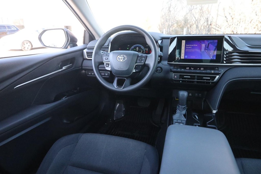 Toyota Camry Vehicle Full-screen Gallery Image 22