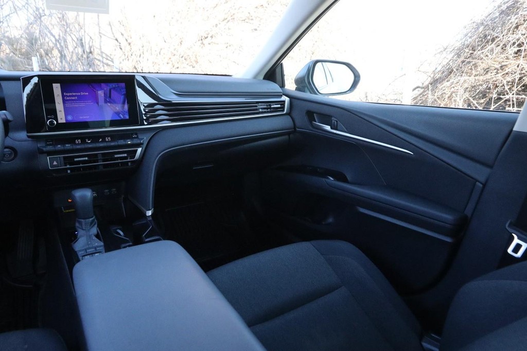 Toyota Camry Vehicle Full-screen Gallery Image 25