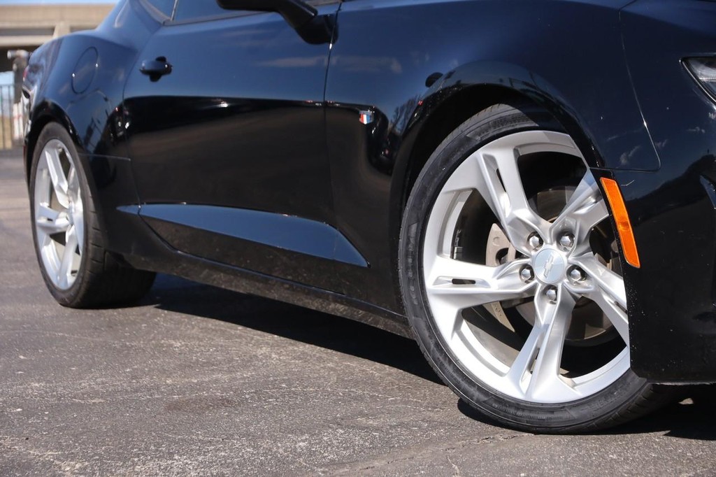 Chevrolet Camaro Vehicle Full-screen Gallery Image 3