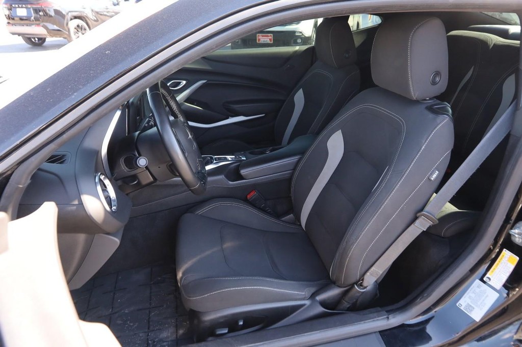 Chevrolet Camaro Vehicle Full-screen Gallery Image 9