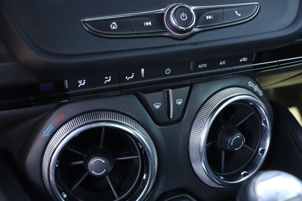 Chevrolet Camaro Vehicle Full-screen Gallery Image 17