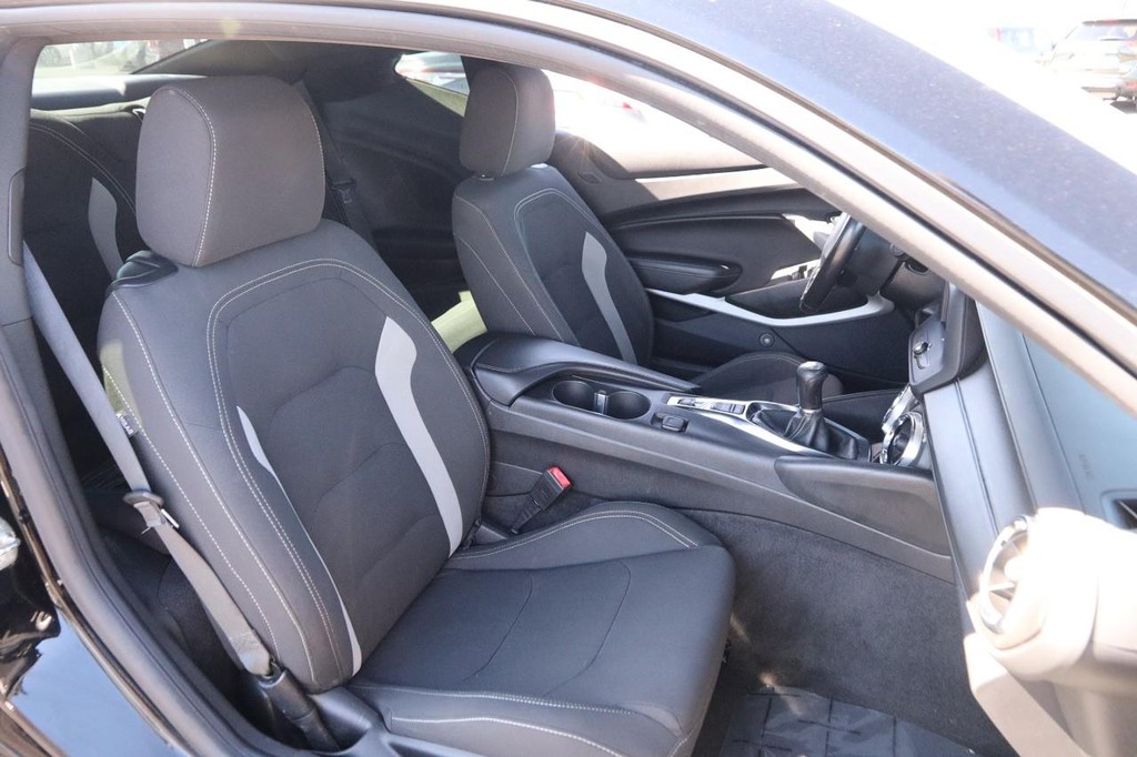 Chevrolet Camaro Vehicle Full-screen Gallery Image 23