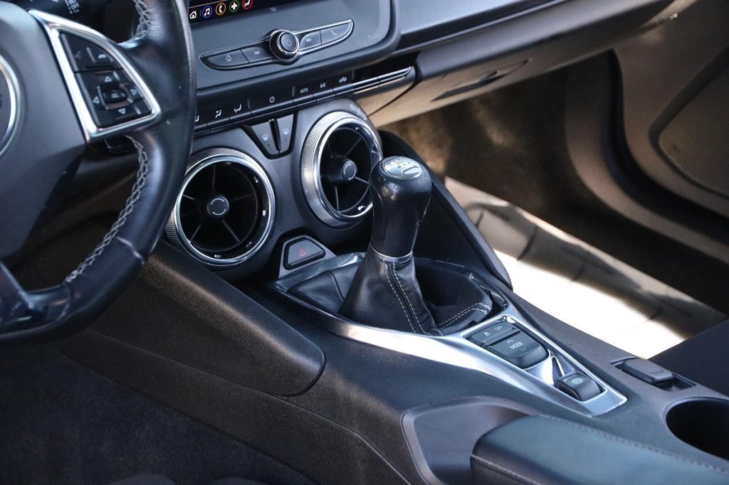 Chevrolet Camaro Vehicle Full-screen Gallery Image 26