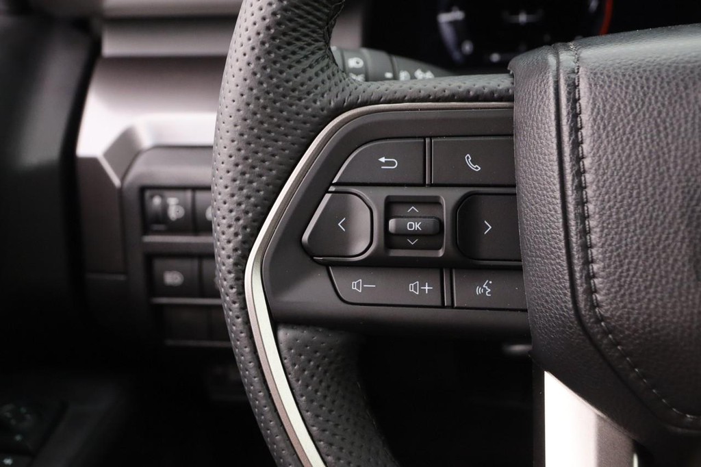 Toyota Tacoma Vehicle Full-screen Gallery Image 11