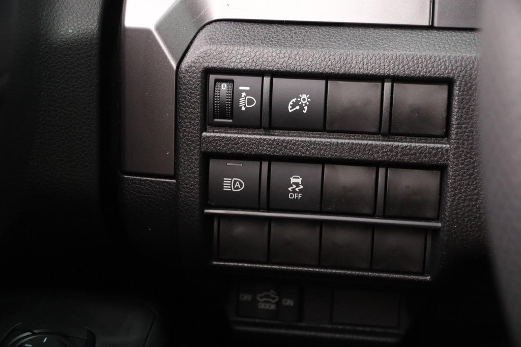 Toyota Tacoma Vehicle Full-screen Gallery Image 19