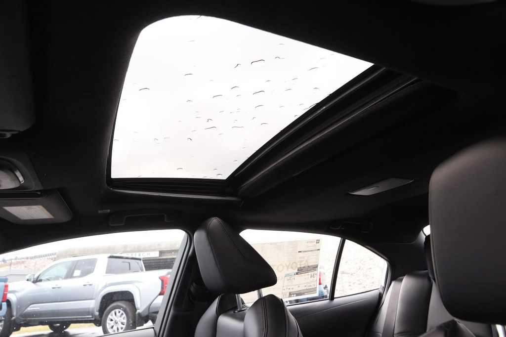 Toyota Corolla Vehicle Full-screen Gallery Image 8