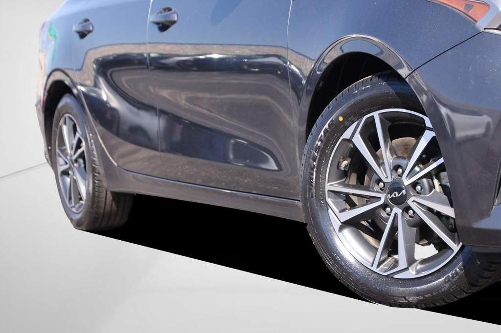 Kia Forte Vehicle Full-screen Gallery Image 3