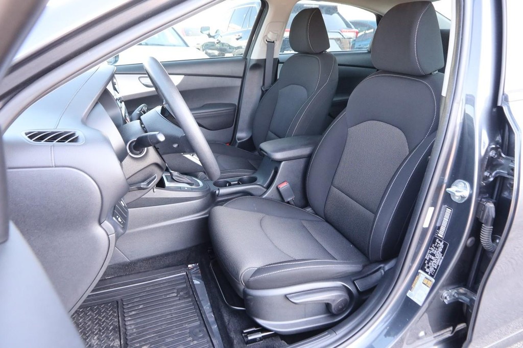 Kia Forte Vehicle Full-screen Gallery Image 8