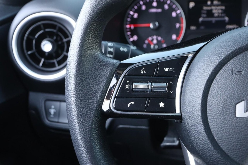 Kia Forte Vehicle Full-screen Gallery Image 11