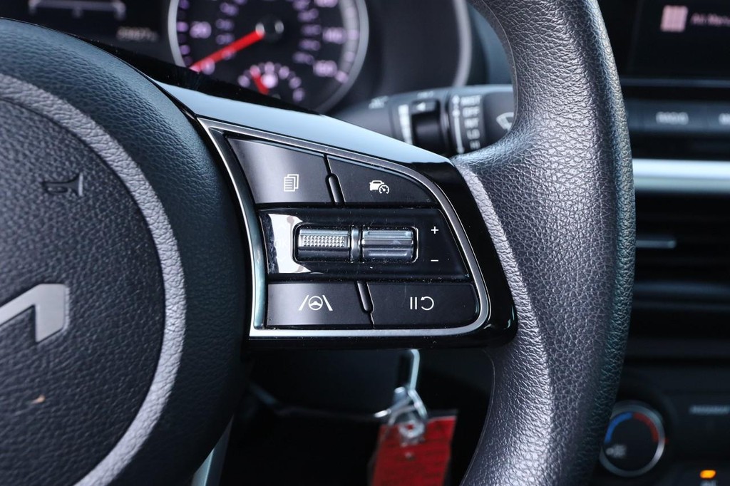 Kia Forte Vehicle Full-screen Gallery Image 12