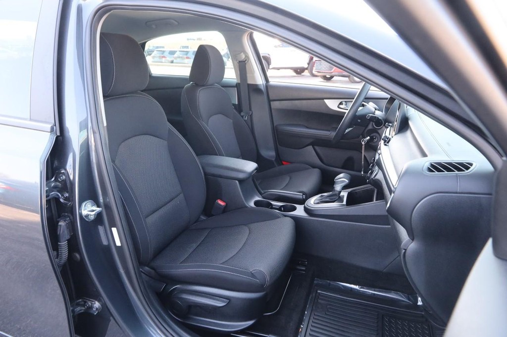 Kia Forte Vehicle Full-screen Gallery Image 23