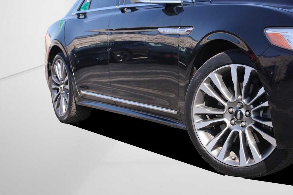 Lincoln Continental Vehicle Full-screen Gallery Image 3