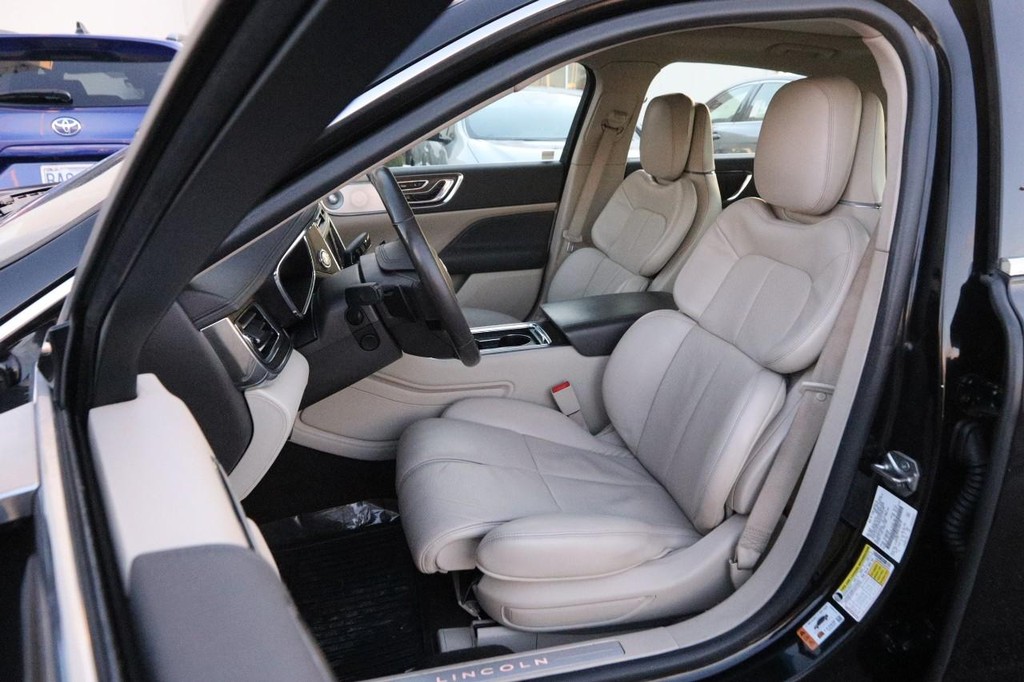 Lincoln Continental Vehicle Full-screen Gallery Image 9