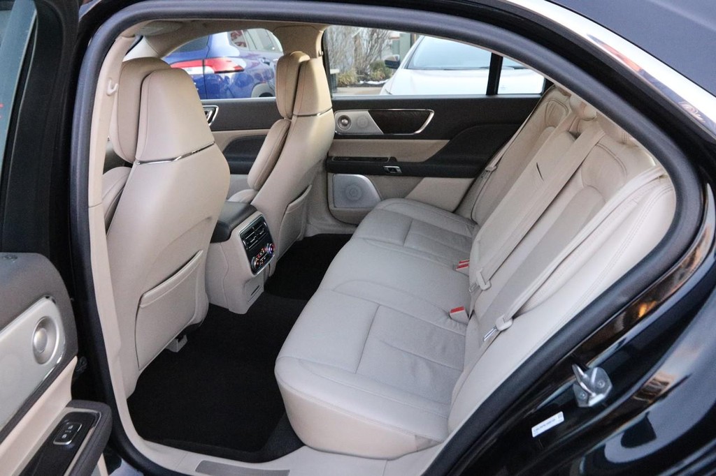 Lincoln Continental Vehicle Full-screen Gallery Image 10