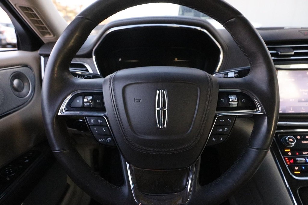 Lincoln Continental Vehicle Full-screen Gallery Image 11