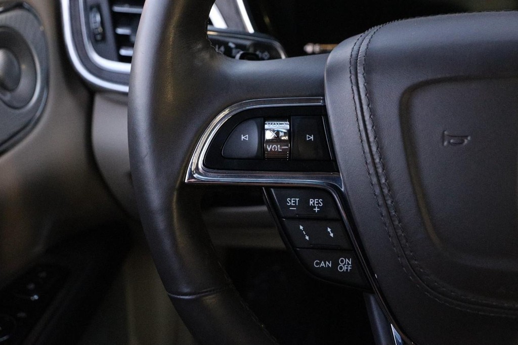 Lincoln Continental Vehicle Full-screen Gallery Image 12