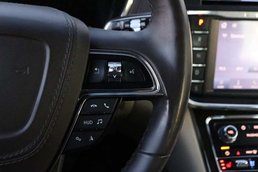 Lincoln Continental Vehicle Full-screen Gallery Image 13