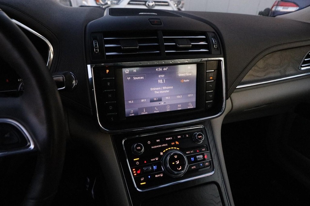 Lincoln Continental Vehicle Full-screen Gallery Image 16