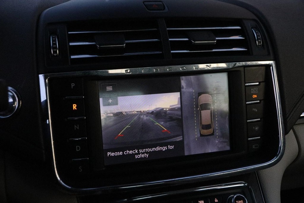 Lincoln Continental Vehicle Full-screen Gallery Image 17