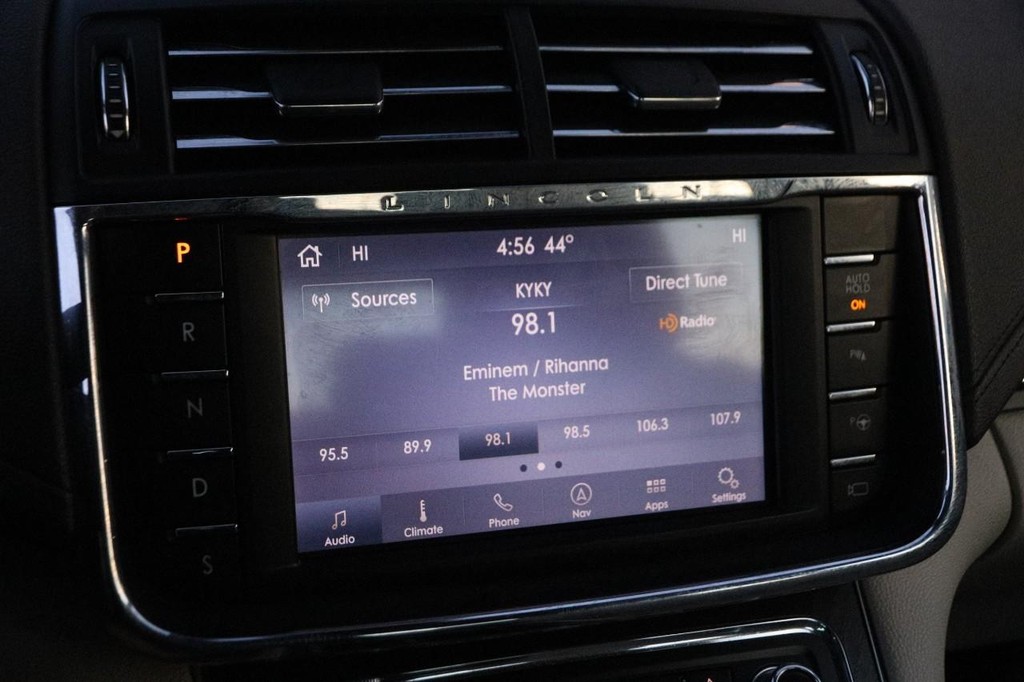 Lincoln Continental Vehicle Full-screen Gallery Image 18