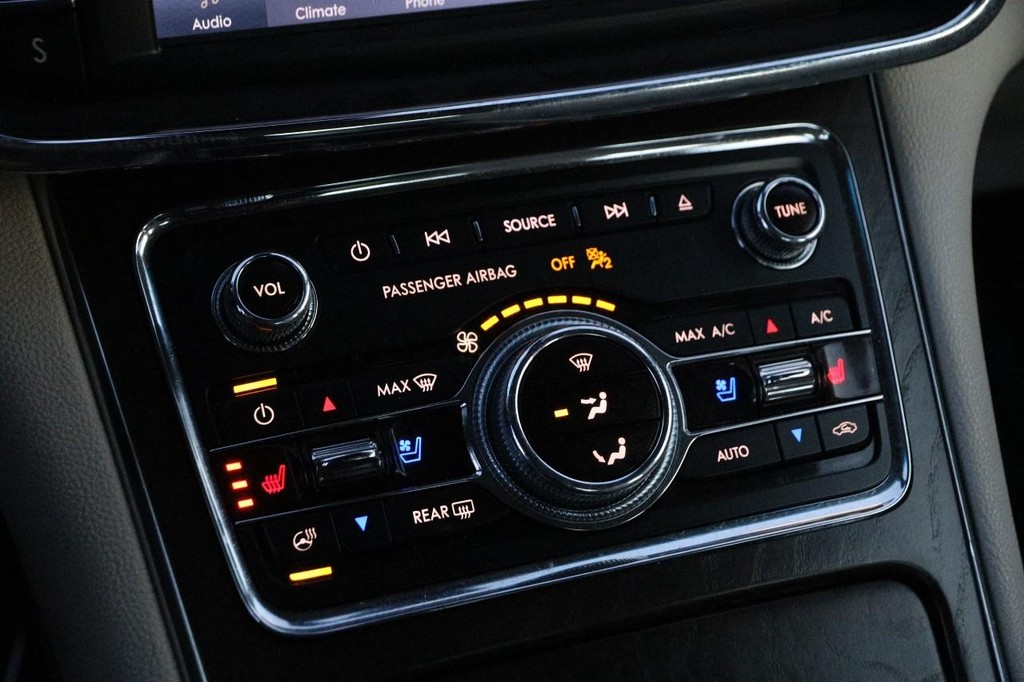 Lincoln Continental Vehicle Full-screen Gallery Image 19