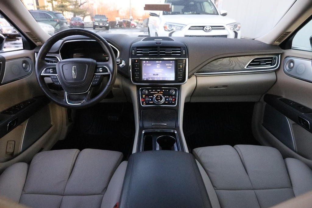 Lincoln Continental Vehicle Full-screen Gallery Image 21