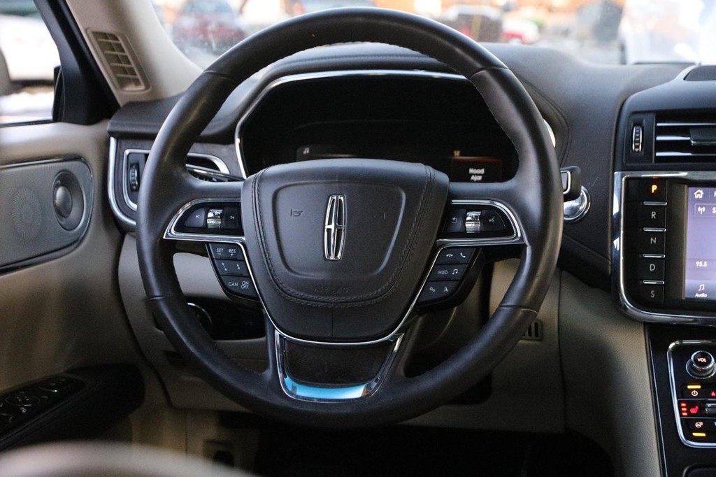 Lincoln Continental Vehicle Full-screen Gallery Image 23