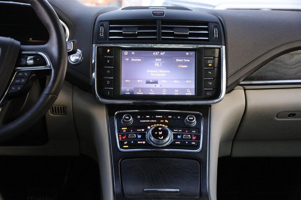 Lincoln Continental Vehicle Full-screen Gallery Image 24