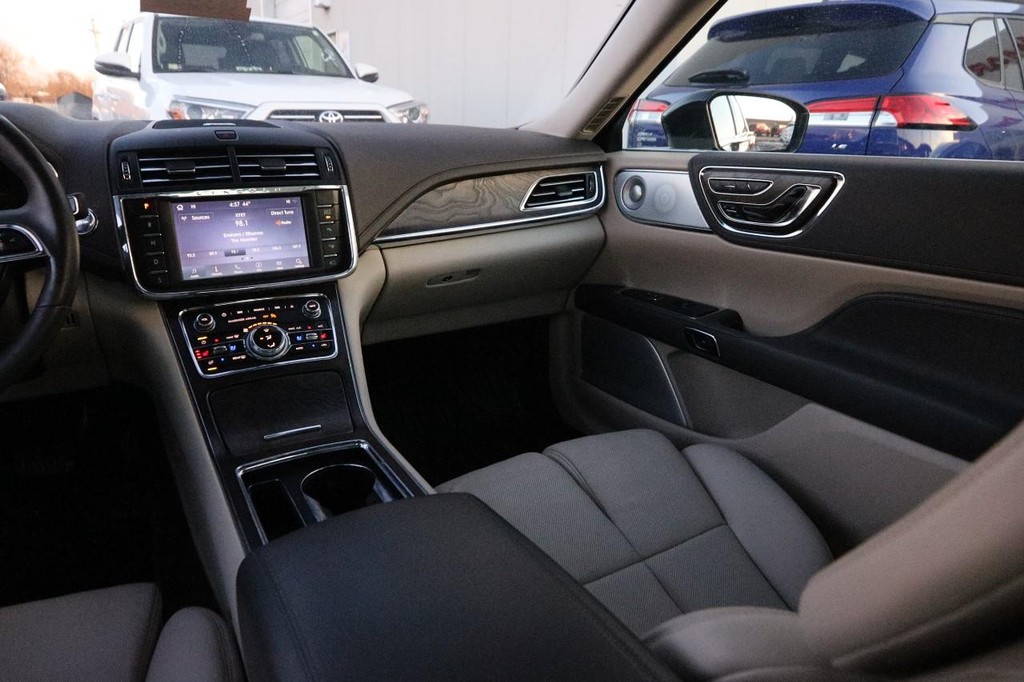 Lincoln Continental Vehicle Full-screen Gallery Image 25