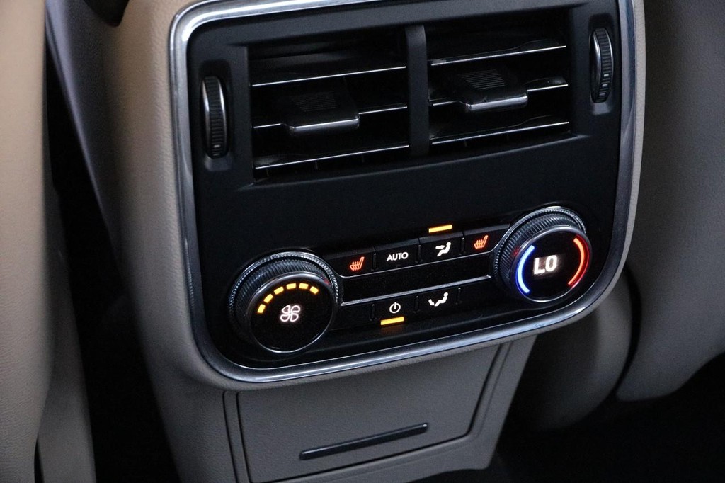 Lincoln Continental Vehicle Full-screen Gallery Image 26