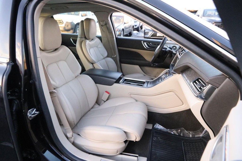 Lincoln Continental Vehicle Full-screen Gallery Image 27