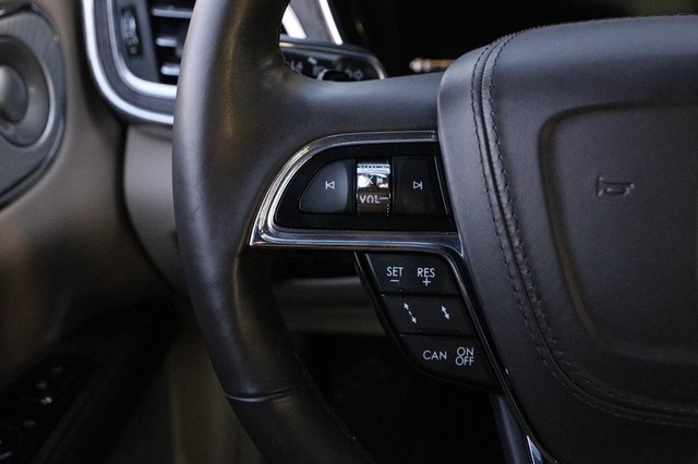 Lincoln Continental Vehicle Image 12