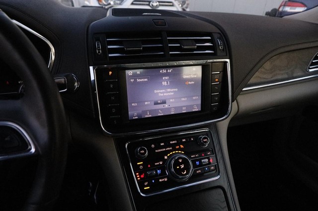 Lincoln Continental Vehicle Image 16