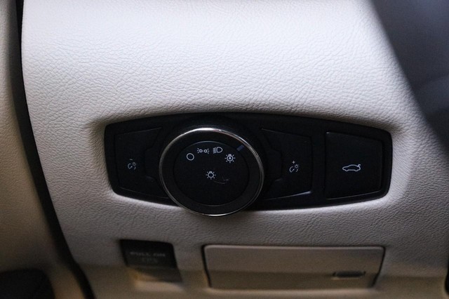 Lincoln Continental Vehicle Image 20