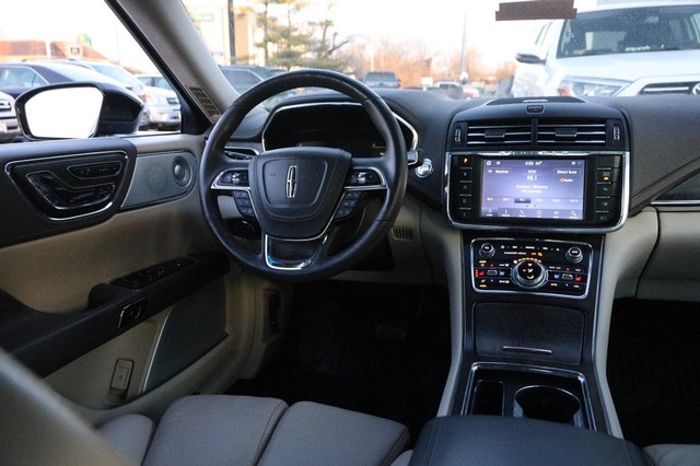 Lincoln Continental Vehicle Image 22