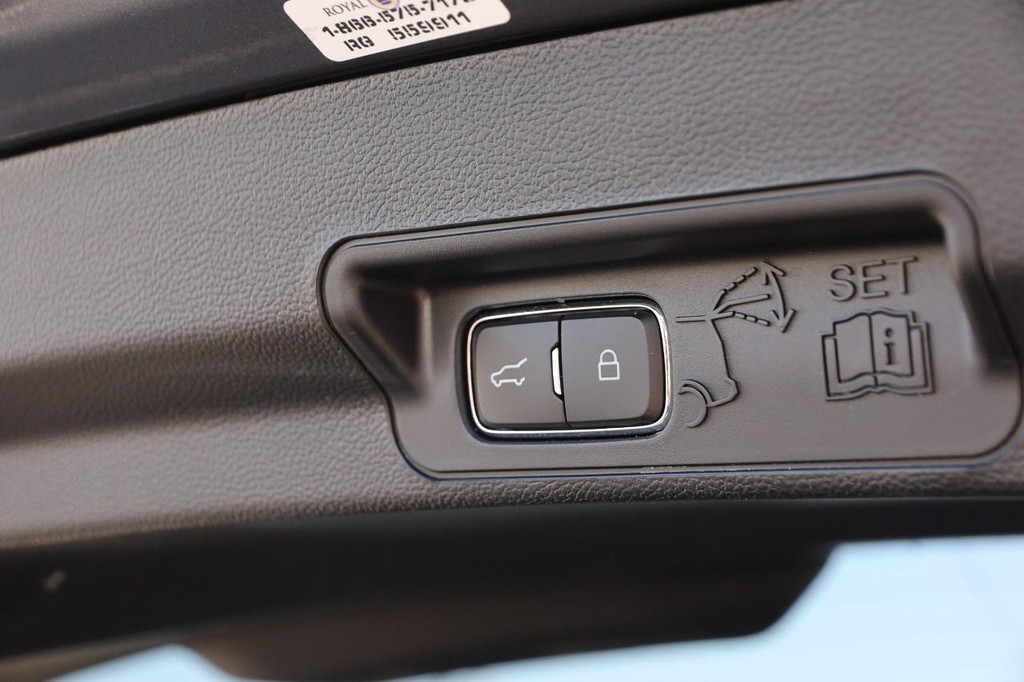 Ford Explorer Vehicle Full-screen Gallery Image 08