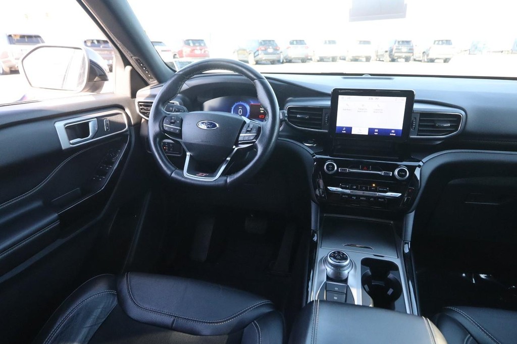 Ford Explorer Vehicle Full-screen Gallery Image 24