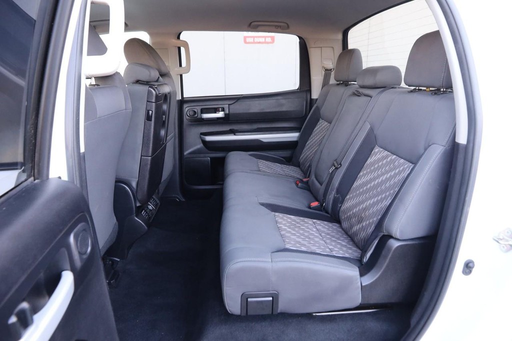 Toyota Tundra 4WD Vehicle Full-screen Gallery Image 9