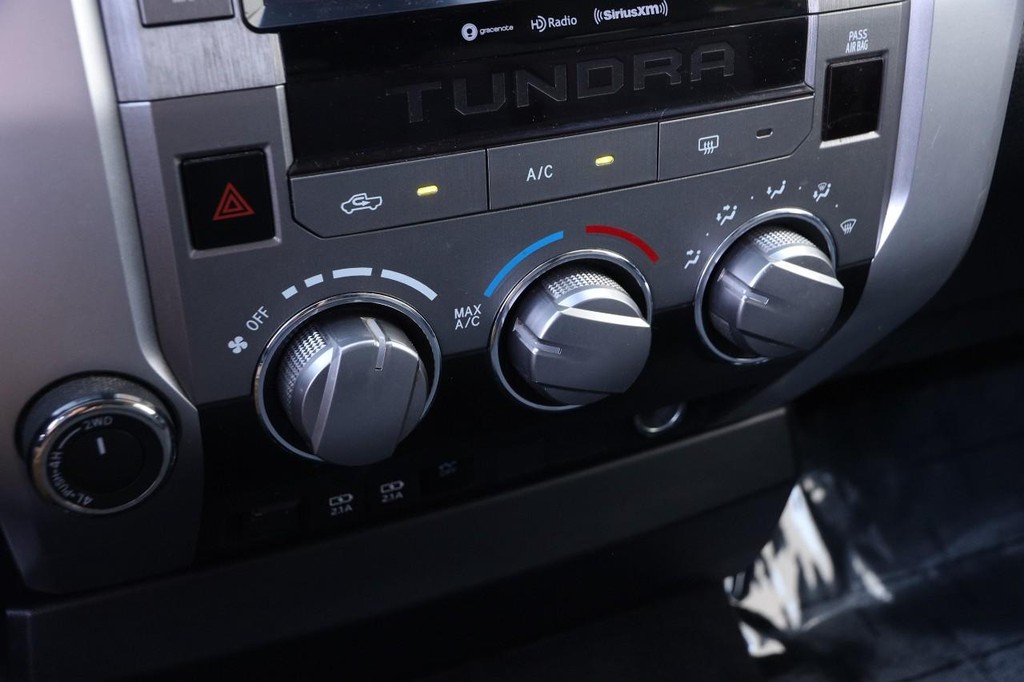 Toyota Tundra 4WD Vehicle Full-screen Gallery Image 16