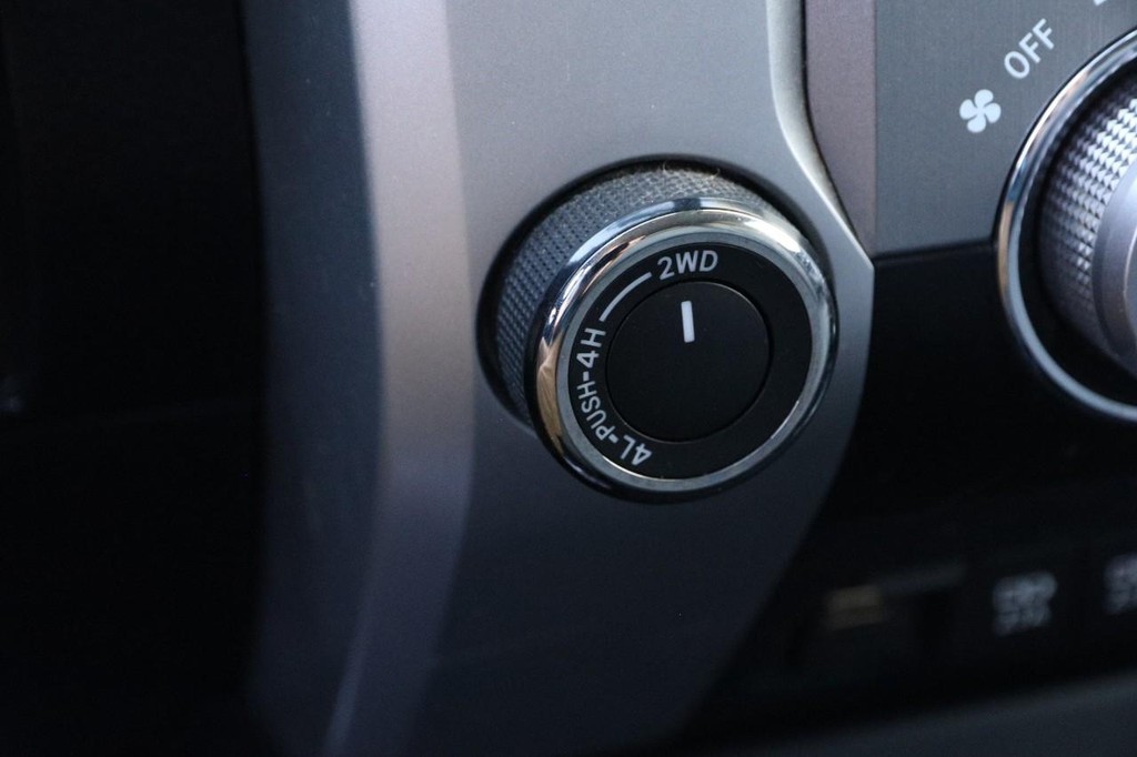 Toyota Tundra 4WD Vehicle Full-screen Gallery Image 17