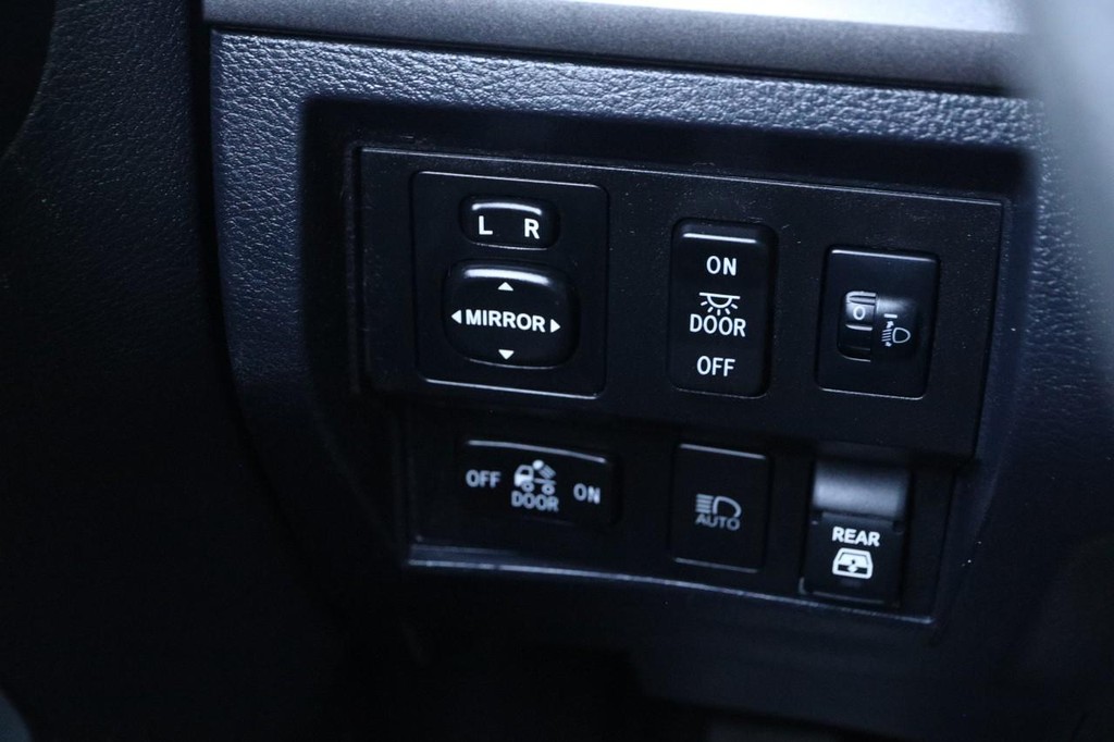 Toyota Tundra 4WD Vehicle Full-screen Gallery Image 18