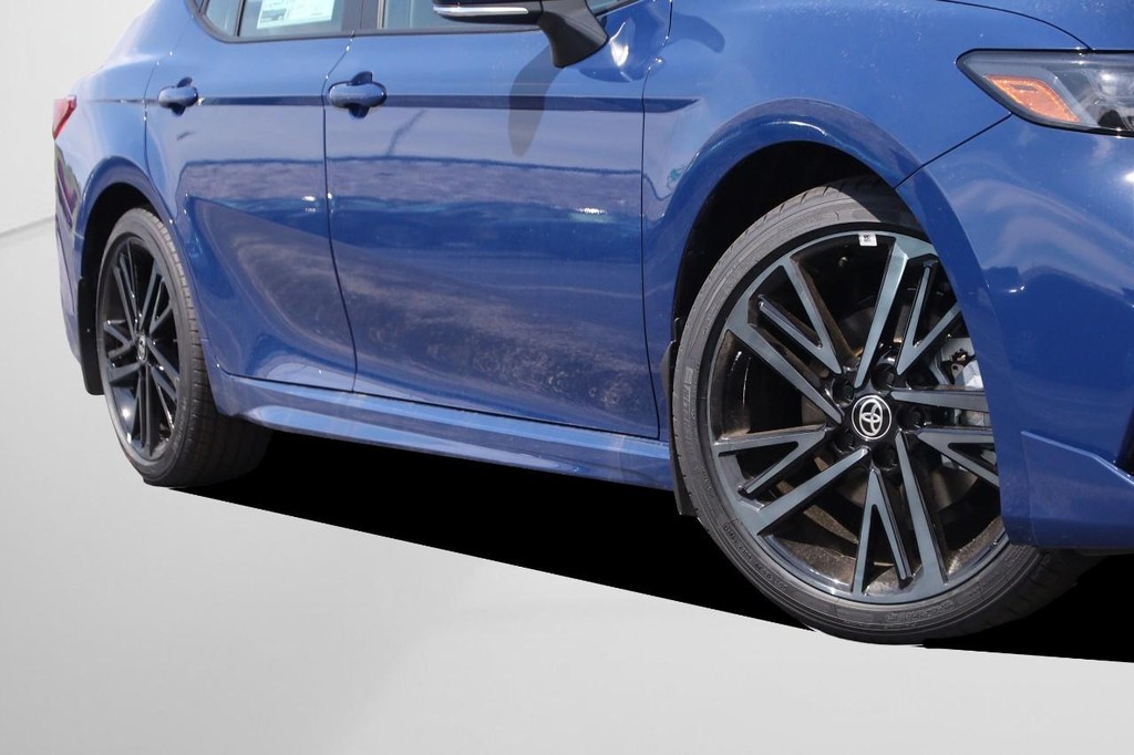 Toyota Camry Vehicle Full-screen Gallery Image 3