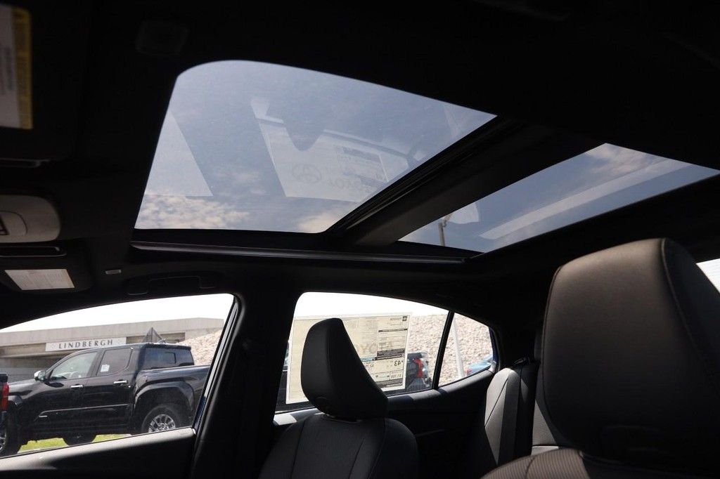 Toyota Camry Vehicle Full-screen Gallery Image 8
