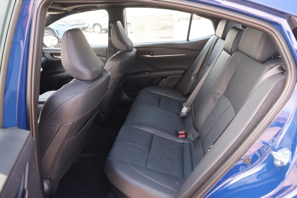 Toyota Camry Vehicle Full-screen Gallery Image 10