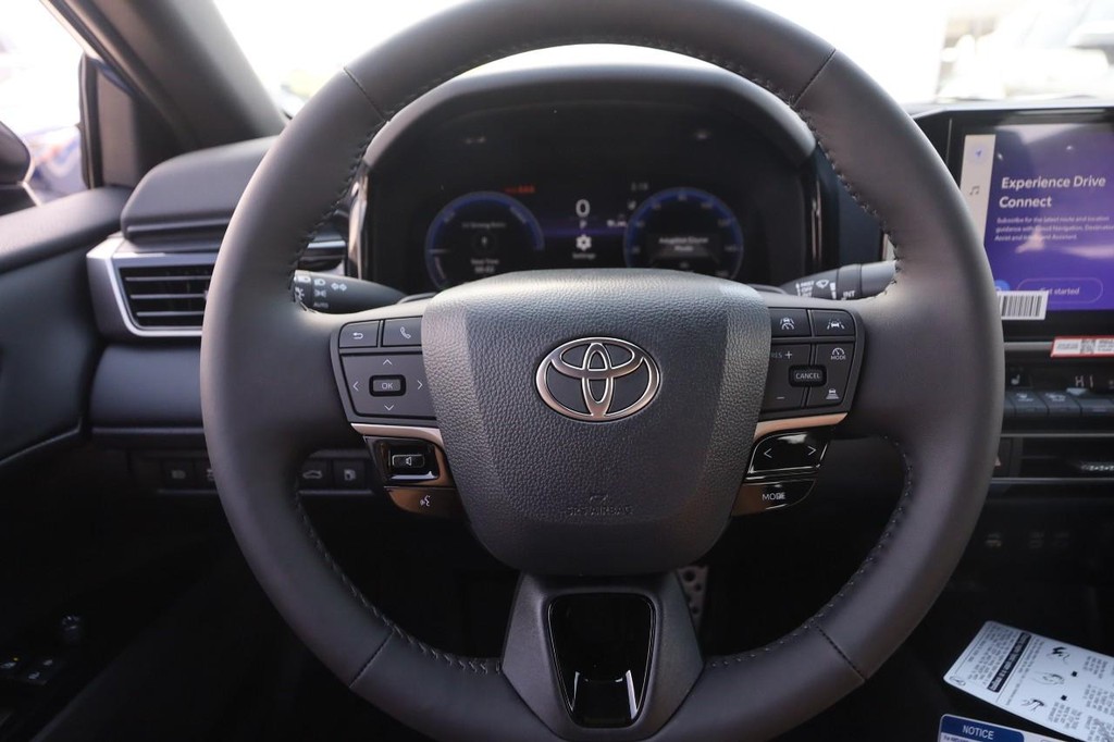 Toyota Camry Vehicle Full-screen Gallery Image 11